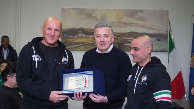 Premiazione Fight Club da parte del sindaco della Spezia P. Peracchini 